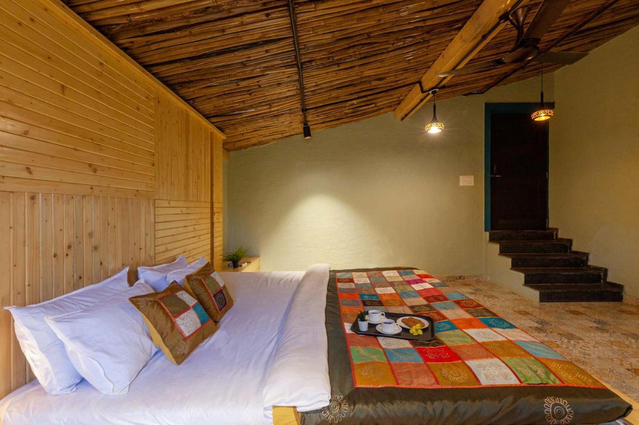 Stayvista'S Ficus Farms - Mountain-View Haven With Rustic Artsy Interiors, Outdoor Pool, Glasshouse, Home Theatre & Karaoke Delight Igatpuri Εξωτερικό φωτογραφία