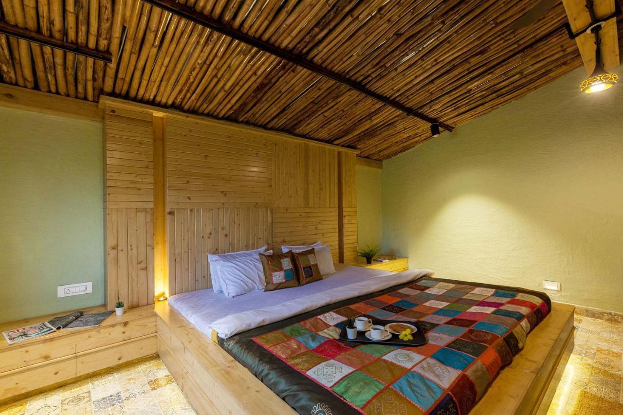 Stayvista'S Ficus Farms - Mountain-View Haven With Rustic Artsy Interiors, Outdoor Pool, Glasshouse, Home Theatre & Karaoke Delight Igatpuri Εξωτερικό φωτογραφία